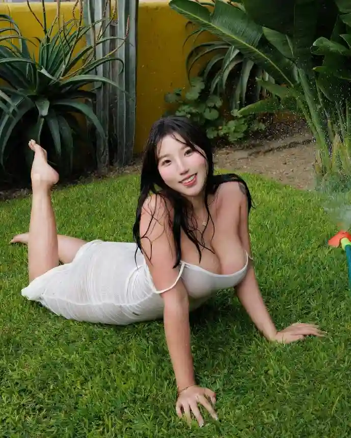 索马里饥荒母亲怀抱营养不良儿童